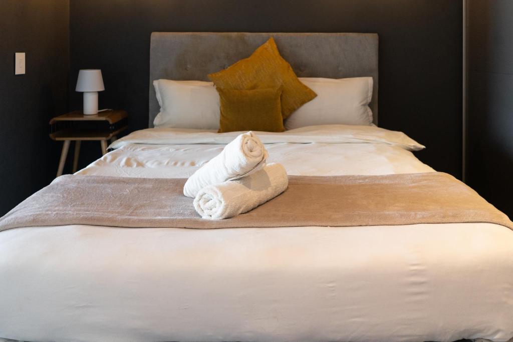 开普敦Wex1 Style living的床上有一条可移动的毛巾
