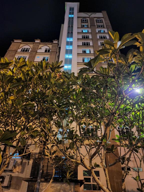 哥打巴鲁The Viana Apartment 2的前面有一棵树的高楼