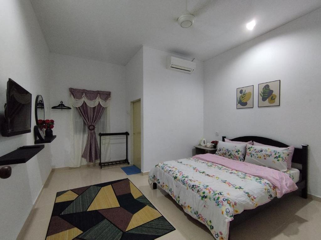 珍南海滩Dahliya Roomstay Langkawi的一间卧室配有一张床和地毯