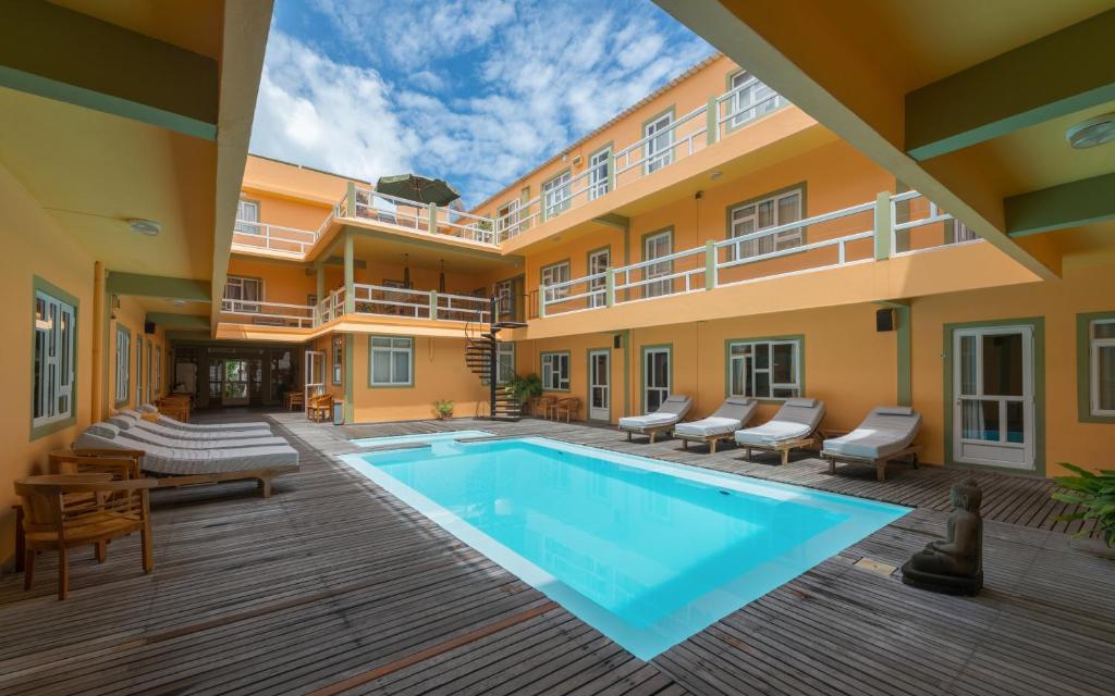 康隆尼角瓦纳一室公寓酒店的一座建筑的庭院中的游泳池