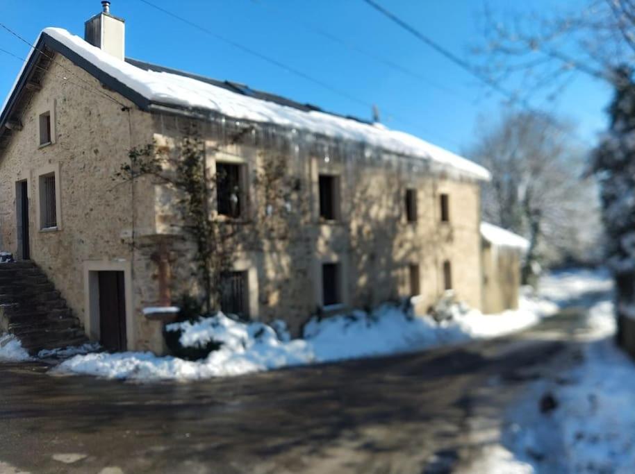 Moulin-MageMaison de campagne的一座大石头建筑,有雪