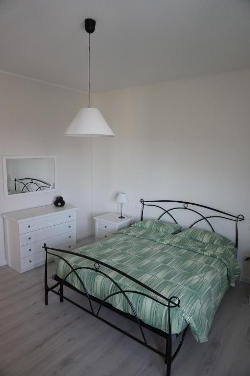 蒙特格罗托泰梅Domus Anna的一间卧室设有一张床和白色的墙壁
