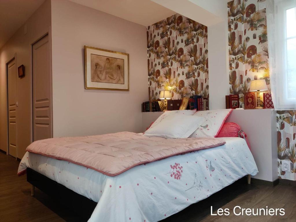 滨海图维列Du coté de chez Swann 1的一间卧室,卧室内配有一张大床