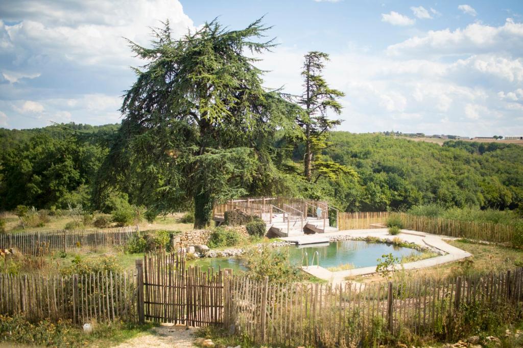 Le chant des pierres - douceur et nature的一个带围栏的院子内的游泳池
