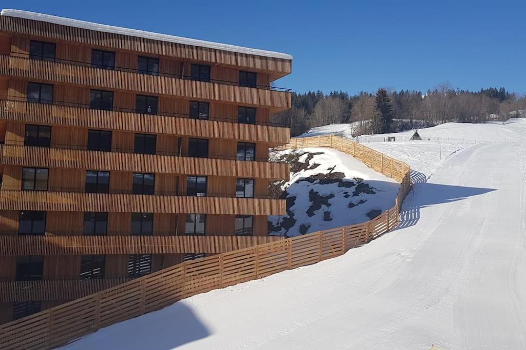 弗利姆斯2.5 Room Apartment in Center of Flims. Ski in/out的建筑物旁边的雪地建筑