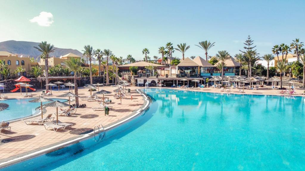 科拉雷侯Oasis Fuerteventura的度假村游泳池的图片