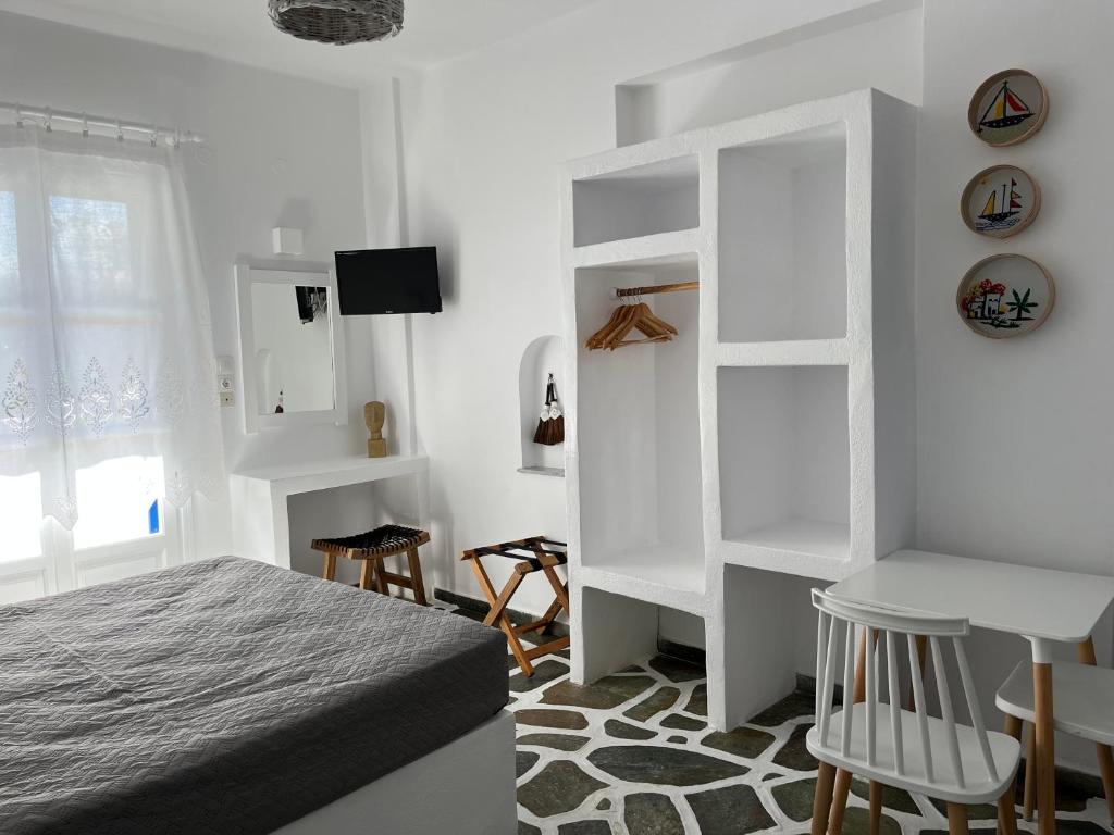 帕罗奇亚安吉一室公寓的卧室配有床和白色架子