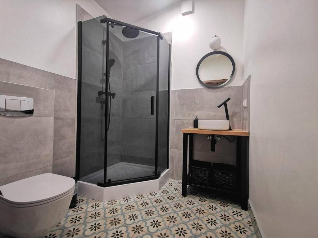 GaujaGaujaUpe的带淋浴、卫生间和盥洗盆的浴室