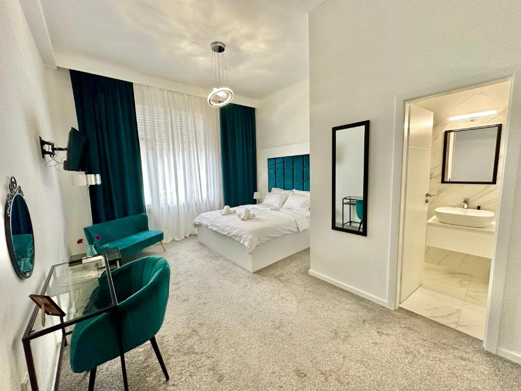萨格勒布Bed & Breakfast Donji Grad的一间卧室配有床、水槽和镜子