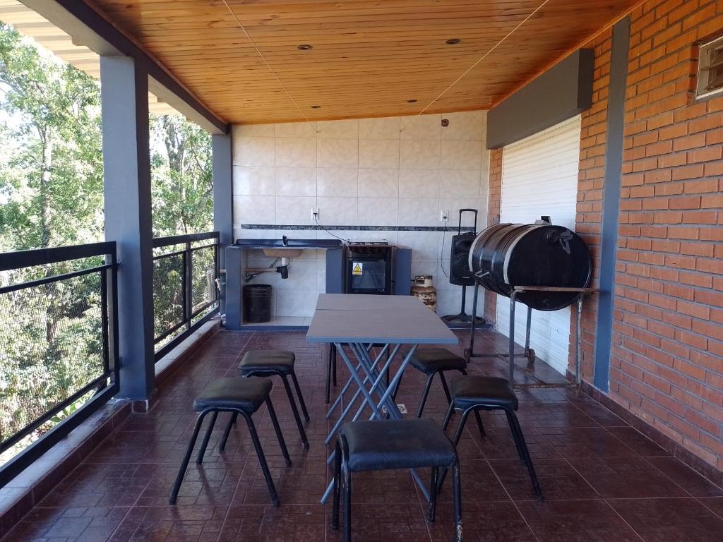 WandaHospedaje Los Laureles的阳台的厨房配有桌椅