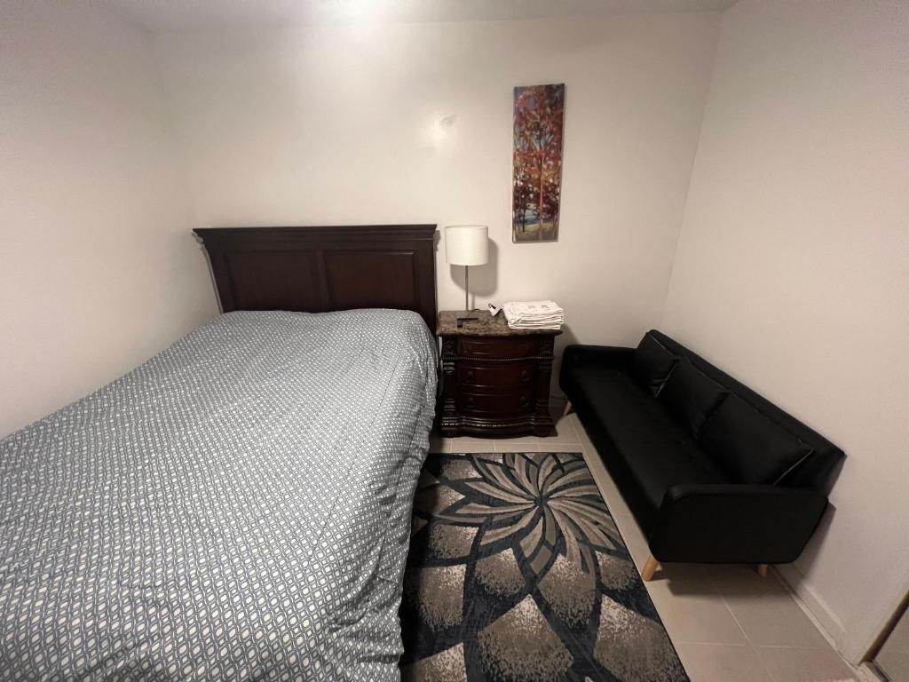 布鲁克林Lawn Residence的一间卧室配有一张床和一张黑椅