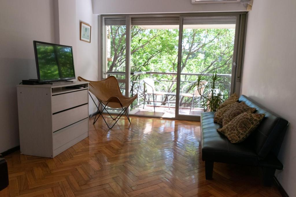 罗萨里奥Cómodo y Agradable Departamento Céntrico的客厅配有电视、沙发和电视架