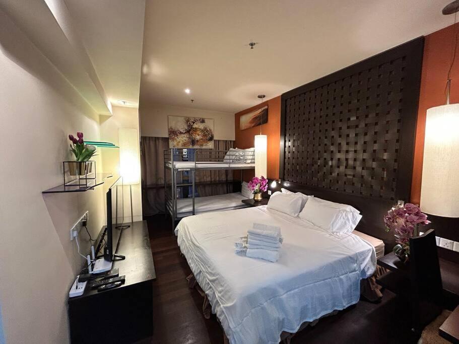 Kampong PenagaSunwayLagoonFamilySuite-4-7pax-Netflix-Balcony-Super Fast Internet的一间带白色大床的卧室和一间房间