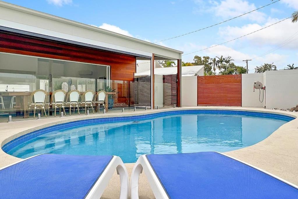 Mooloolaba Oasis 4bd Home, Pool内部或周边的泳池