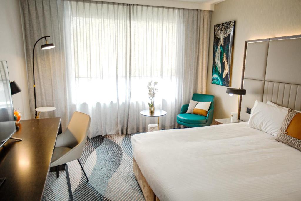 悉尼北岸普特希尔酒店的配有一张床、一张书桌和一扇窗户的酒店客房