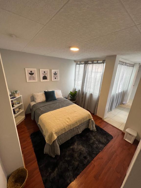 昆卡Nonno’s House的一间卧室配有一张床和地毯