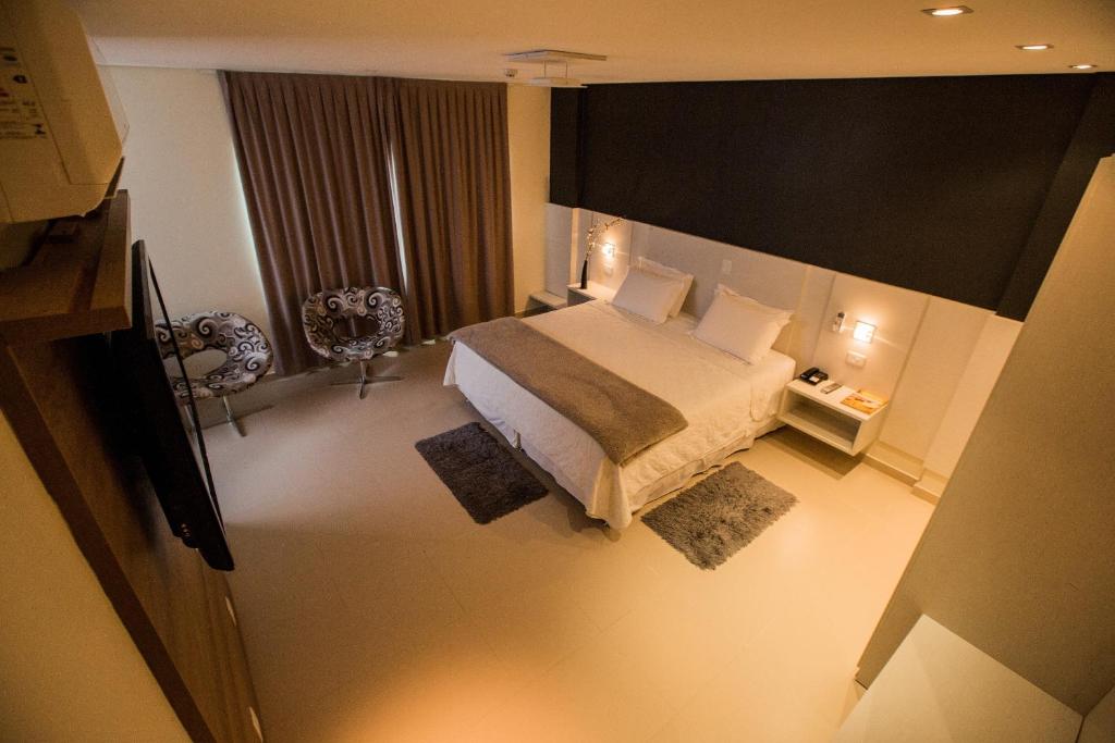 波多韦柳金座大酒店 的酒店客房,配有床和电视