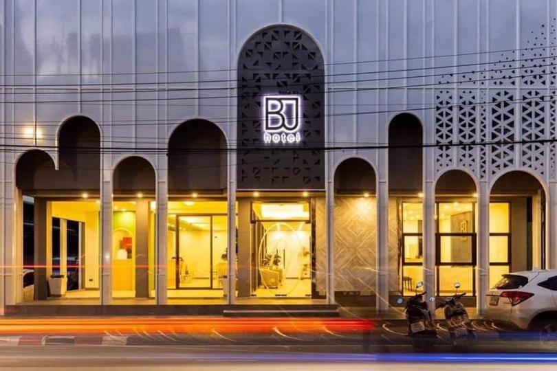 素叻BJ city hotel的停在前面的摩托车建筑