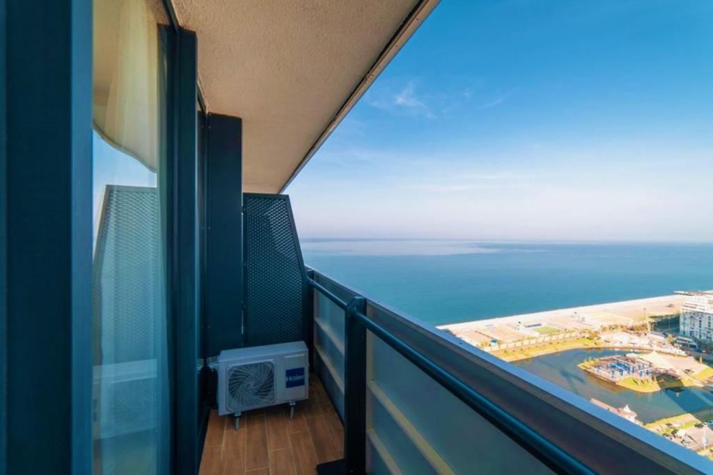 巴统Orbi City Sea View - Special Category的海景阳台。