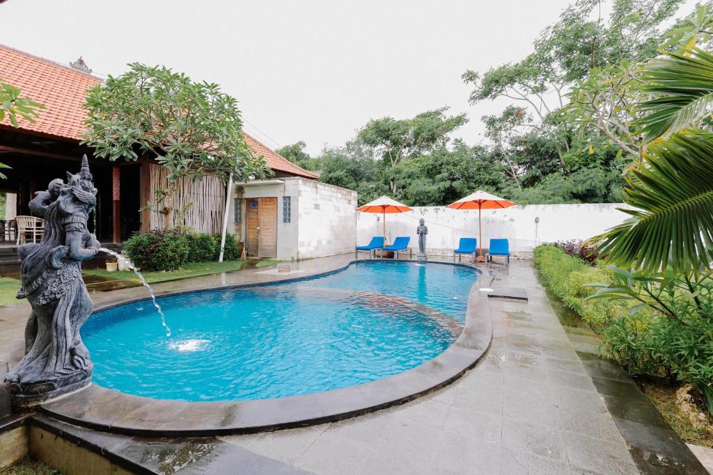 蓝梦岛The Lavana Jhonny Kibung Villas Lembongan的庭院中一个带喷泉的游泳池
