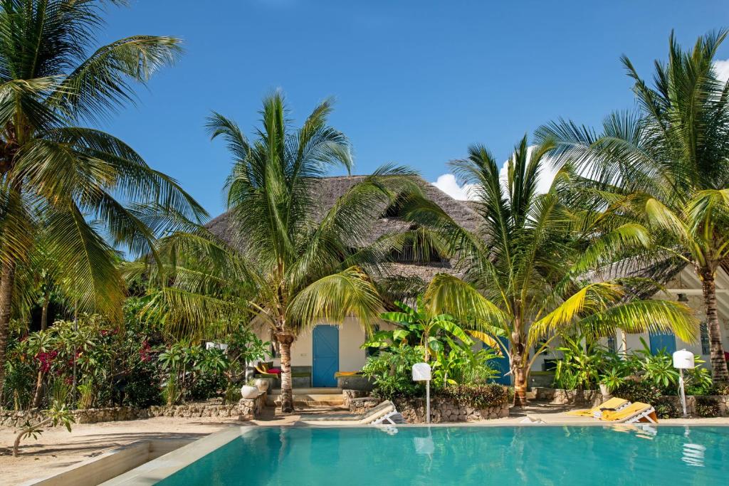江比阿Fun Beach Hotel的一个带游泳池和棕榈树的度假村