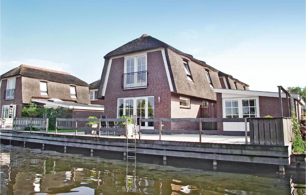布勒克伦Amazing Home In Breukelen With 3 Bedrooms And Wifi的河畔的房子,房子
