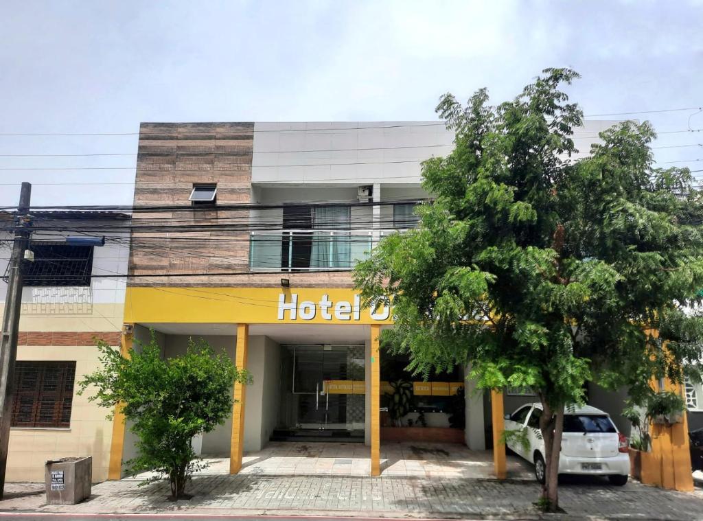 福塔莱萨Hotel Oiticica的前面有停车场的酒店