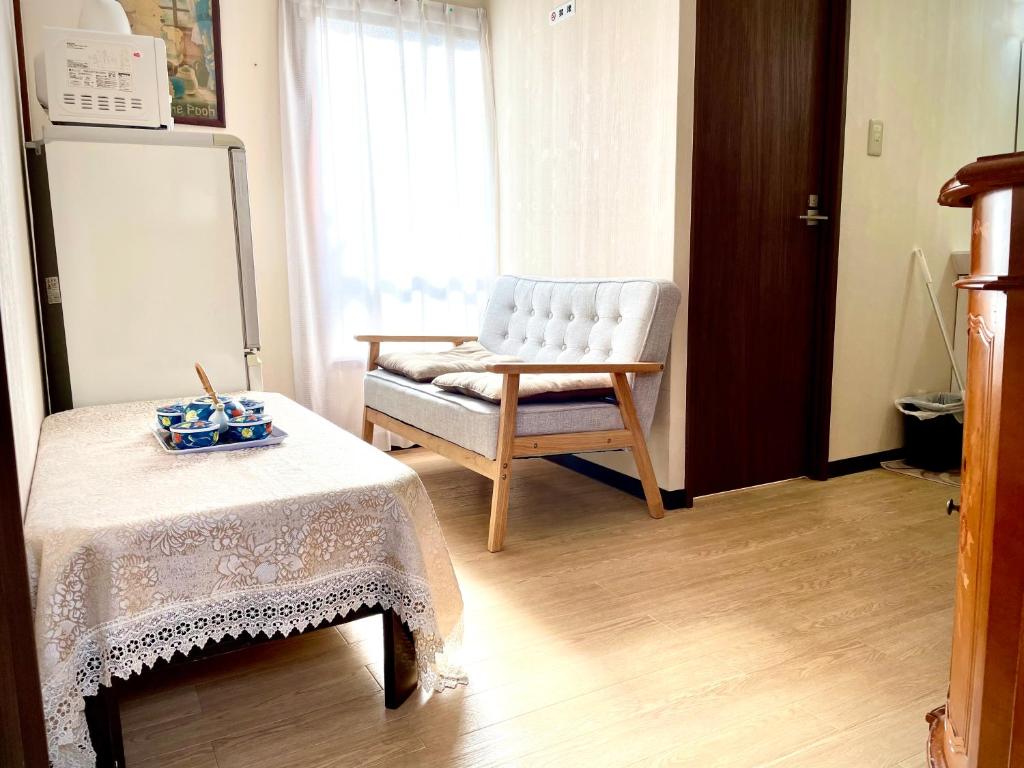 东京新宿直通完全貸切一軒家的客厅配有椅子和桌子