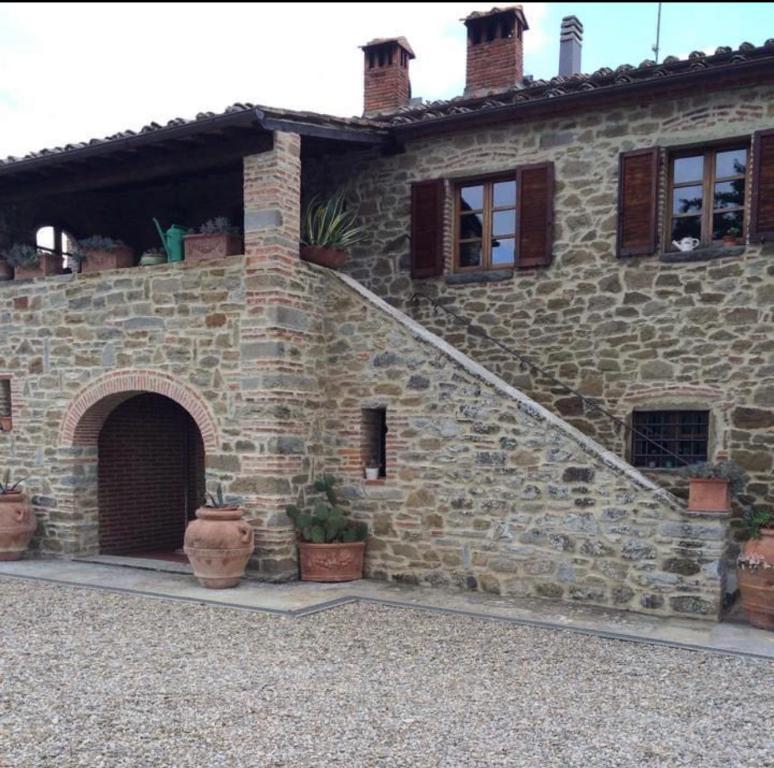 阿雷佐Casale di mamma Antonella的石头房子前面有楼梯
