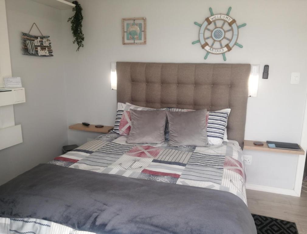 莫塞尔湾Ocean room @ 66 Fynbos的一间卧室配有一张大床和大床头板