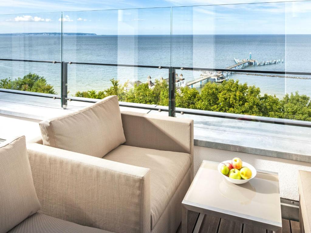 奥斯赛拜-塞林Villa Philine - Penthouse 28 mit Panoramablick, Pool, SPA & Kamin的阳台上放着一碗水果放在桌子上