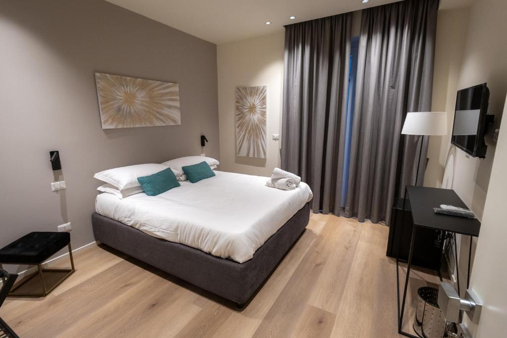 卡塔尼亚Pasubio Quattro BB的一间卧室配有一张床和一台电视