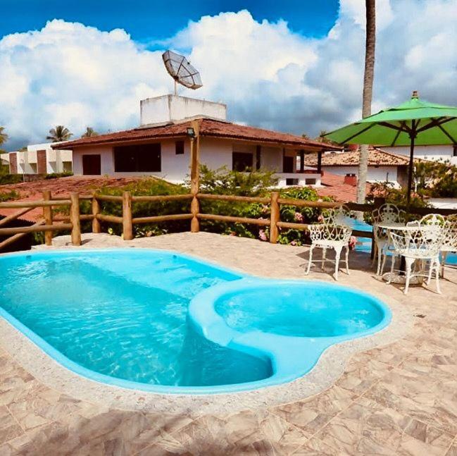 伊列乌斯Princesinha do Sul的庭院中间的一个大型蓝色游泳池