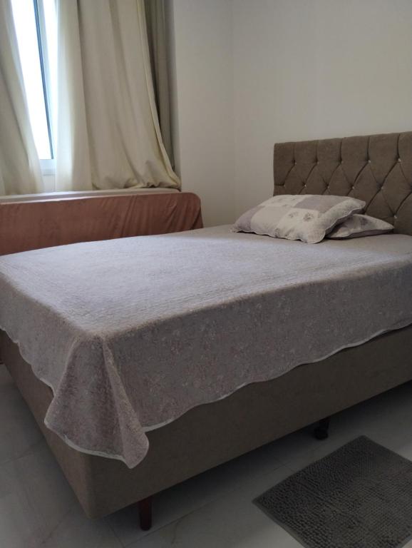 伊塔佩马Apartamento novo Gran Safira的卧室里的一张床铺,床上有毯子