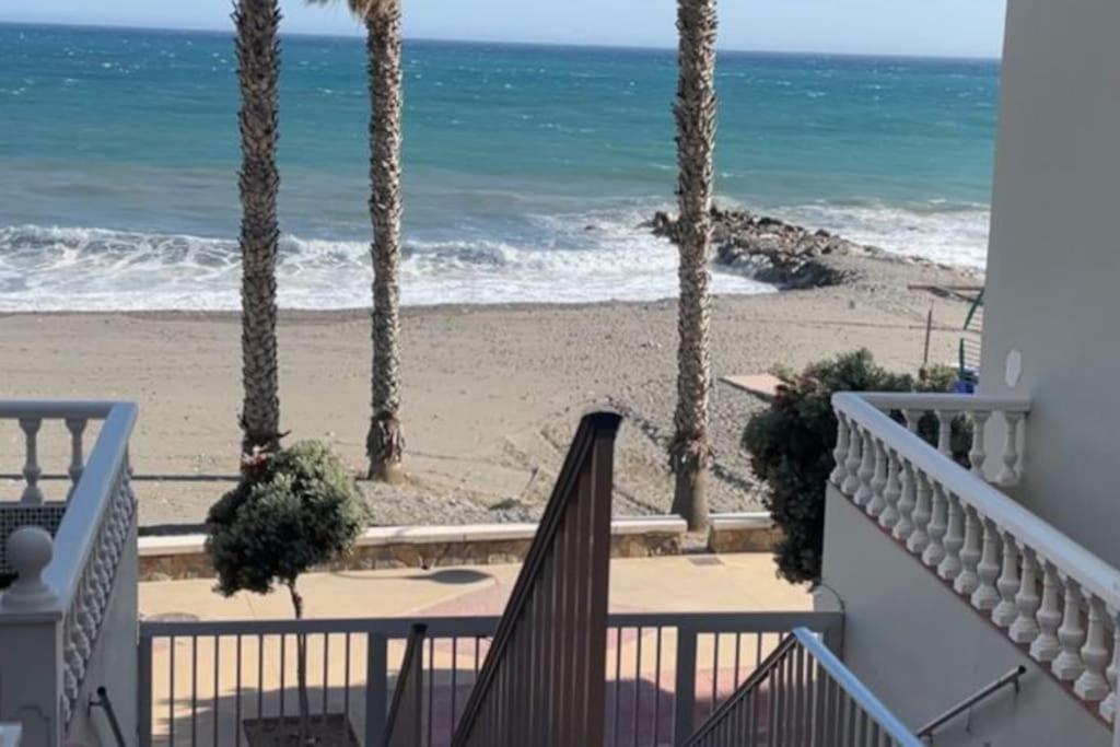 阿尔加罗沃Apartamento del Mar - Fewo am Meer Algarrobo Costa的享有海滩美景的阳台
