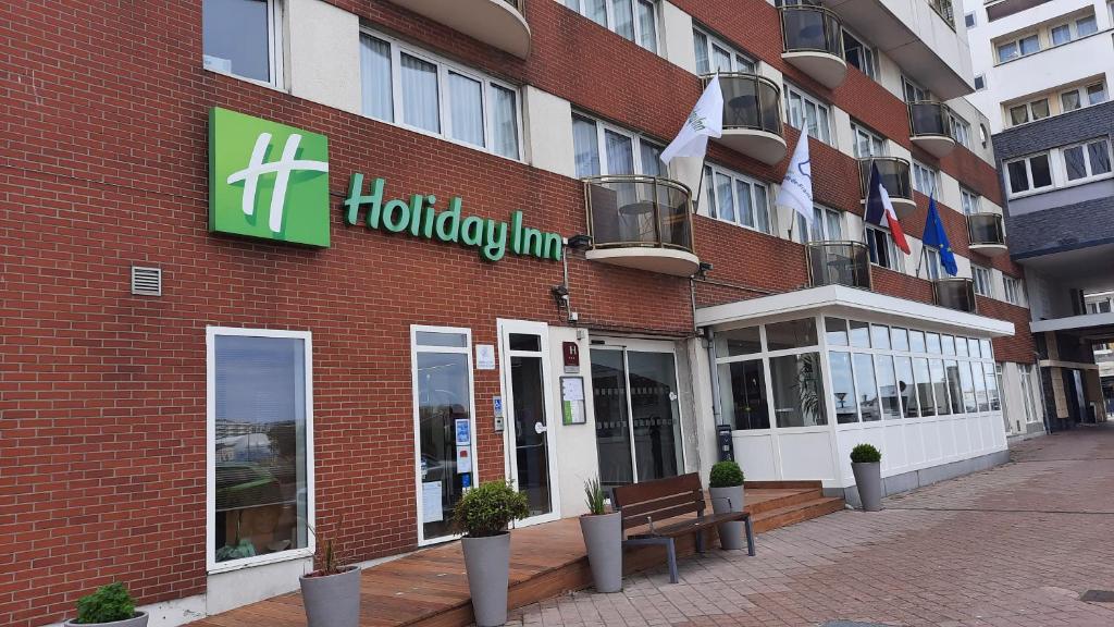 加来Holiday Inn Calais-Centre, an IHG Hotel的建筑物前面的商店,上面有标志