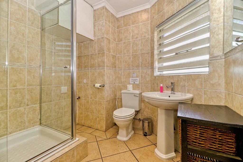 伊登维尔BM Gardens的浴室配有卫生间、淋浴和盥洗盆。