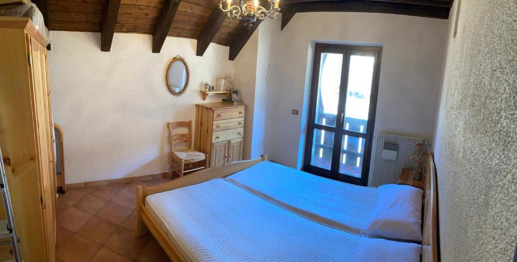 拉瓦斯克莱托Casa vacanze Ravascletto的一间卧室配有一张床、一个梳妆台和一扇窗户。