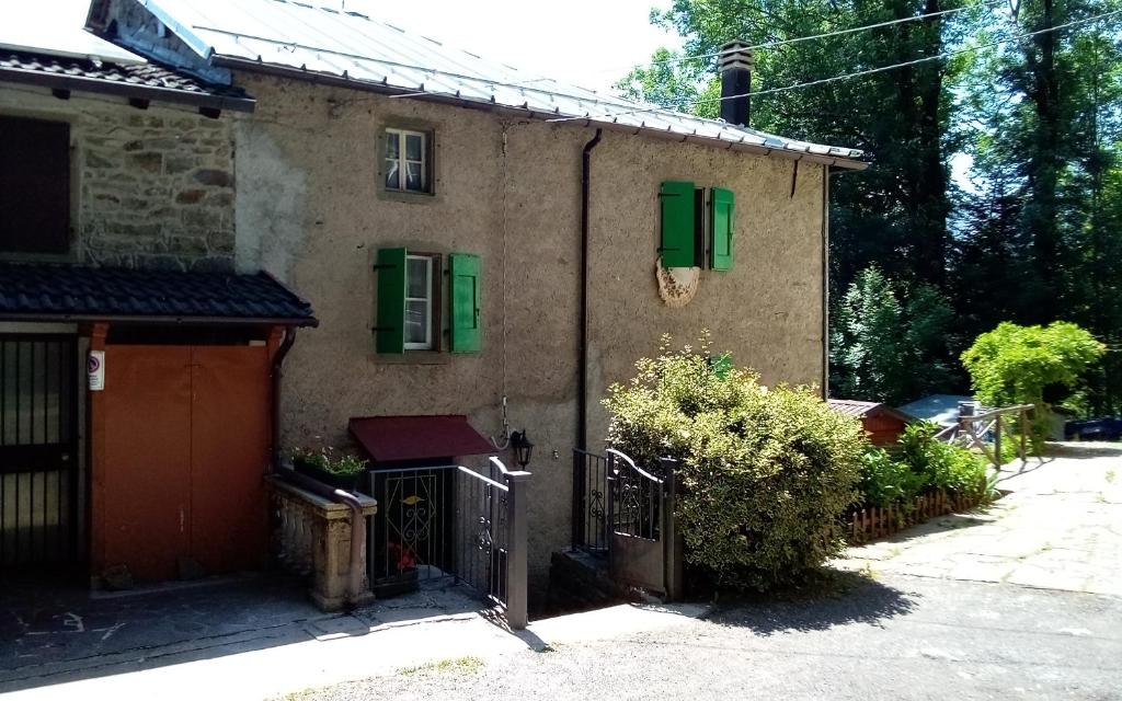 皮耶韦佩拉戈Baita 7 Nani的绿色百叶窗和门的房子