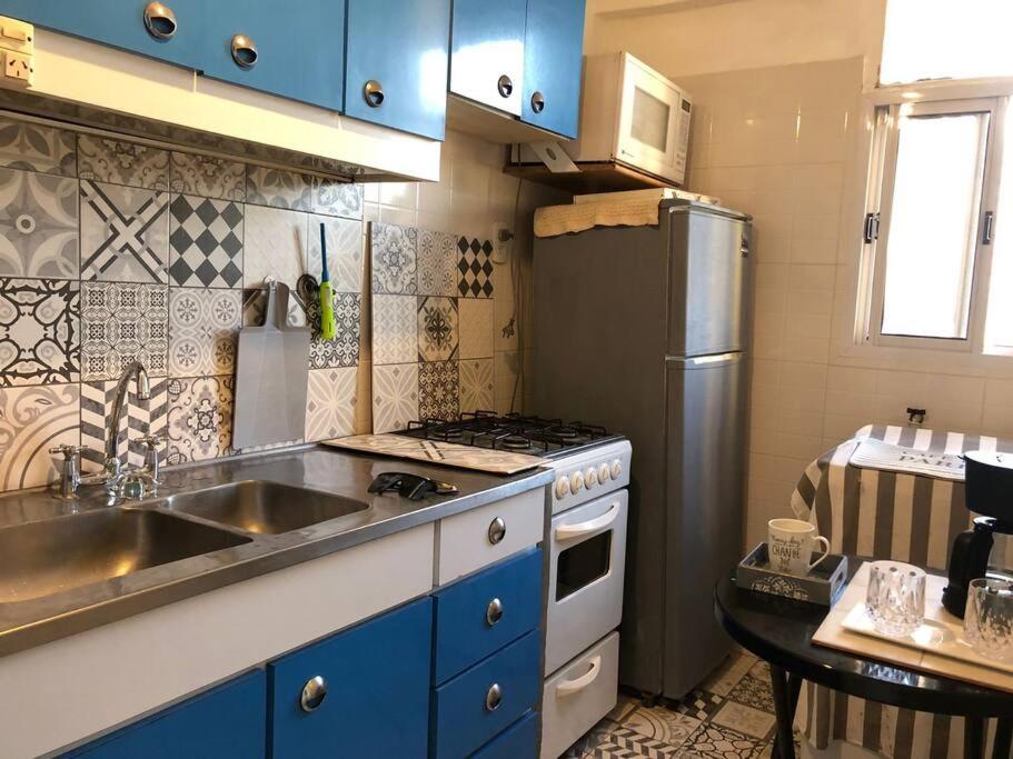 维森特洛佩斯Departamento En Vicente Lopez的厨房配有炉灶、水槽和冰箱。