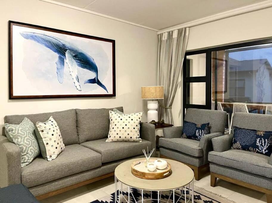 巴利托427 Ballito Hills - Lovely 3 bedroom apartment的客厅配有沙发和桌子