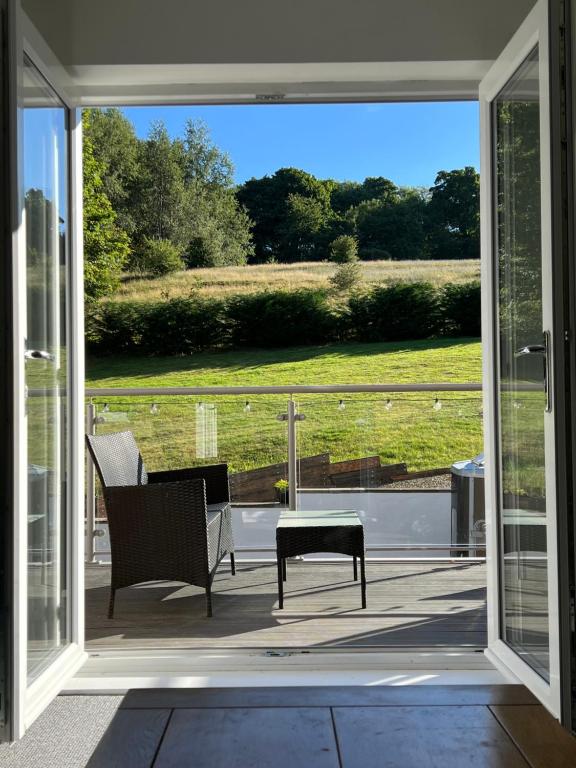 DunstonTown House D的滑动玻璃门通往带桌椅的庭院