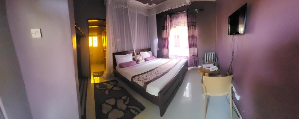 KalangalaPhilo Leisure Gardens的一间小卧室,配有床和窗户
