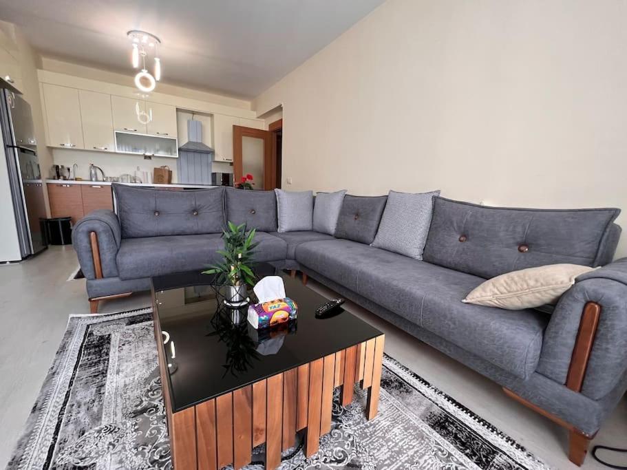 厄森尤特Luxury 1+1 in Istanbul的带沙发和咖啡桌的客厅