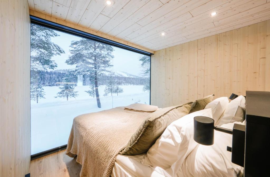 萨拉Kuuru Lakeside的一间卧室设有一张床和一个大窗户