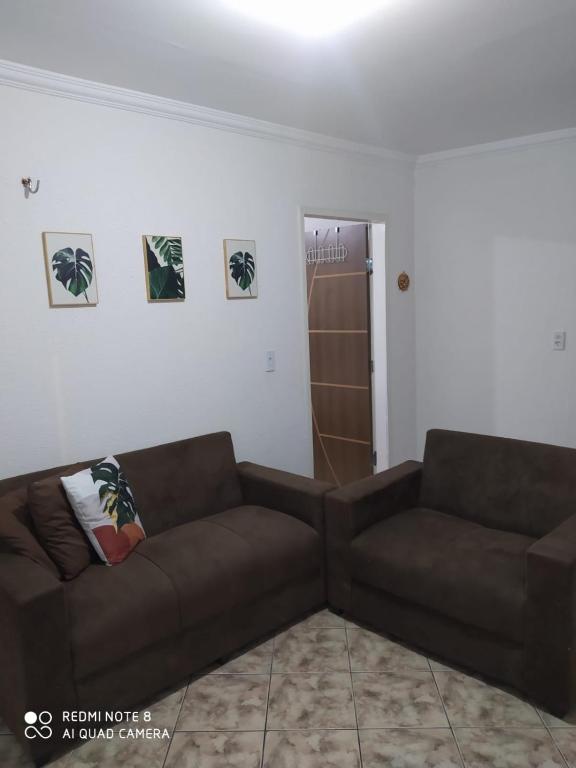 维索萨-杜塞阿拉Apartamento no centro de Vicosa-ce的一间客厅,客厅内配有两张棕色沙发