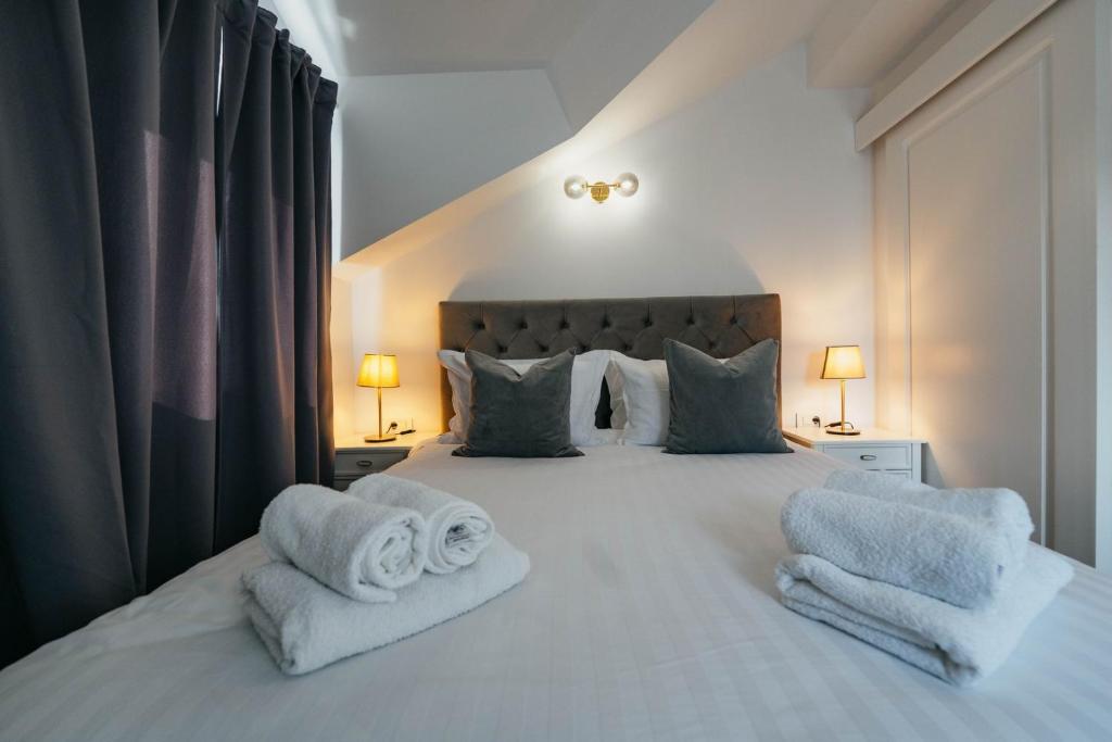 伊莫茨基BOUTIQUE APARTMENTS IMOTSKI, Imotski - Makarska的卧室配有白色床和毛巾