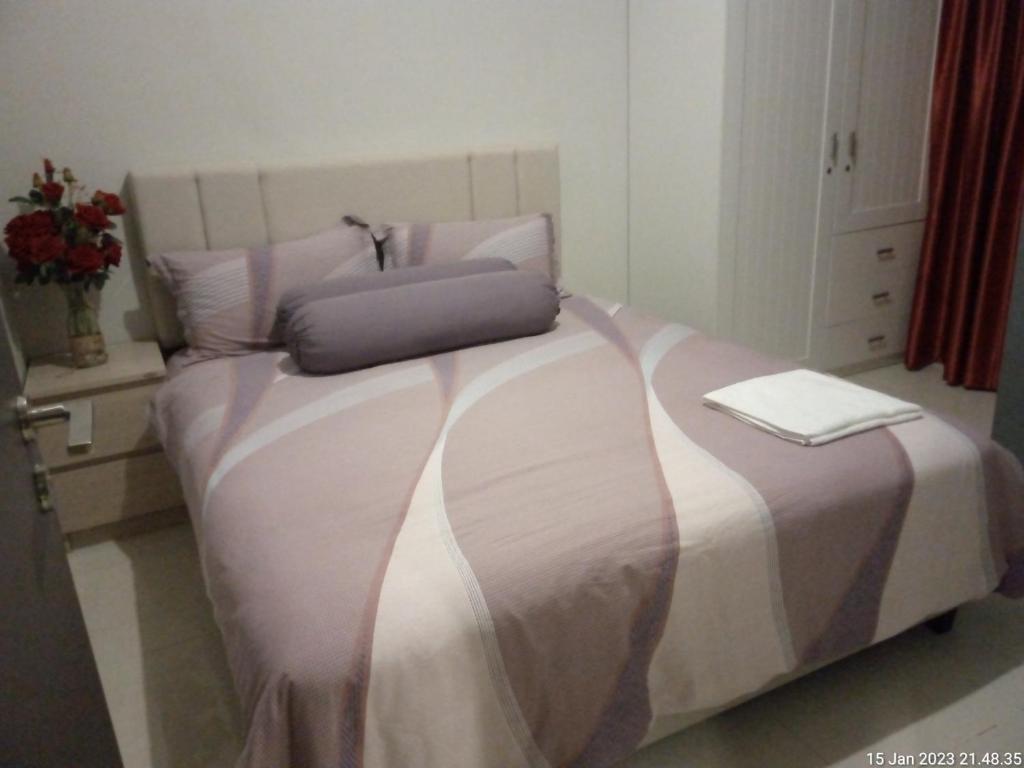 巴淡岛中心Grezia at residence的一张床上有两个枕头的房间