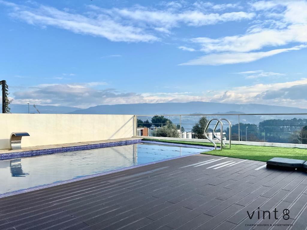 阿马兰特Casa do Golfe by VinteOito的屋顶上的游泳池