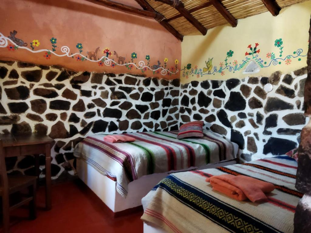 CoporaqueLodge Mirador San Antonio- Colca的墙上有假长颈鹿的房间